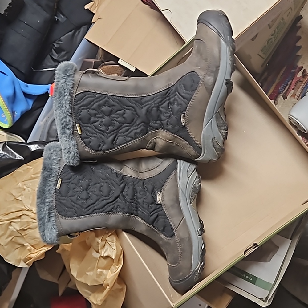 Lightly used in BOX: KEEN Betty Boot II Women's size 7  Color:  Raven/Gargoyle